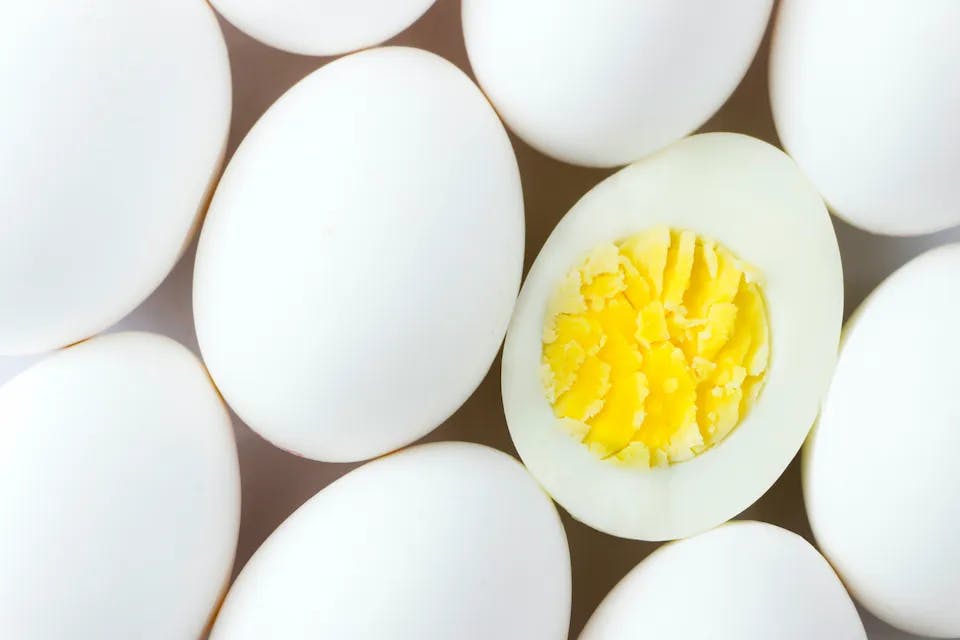 Vařené vejce jako alternativa ke kuřecímu masu je lehce stravitelnou bílkovinou.