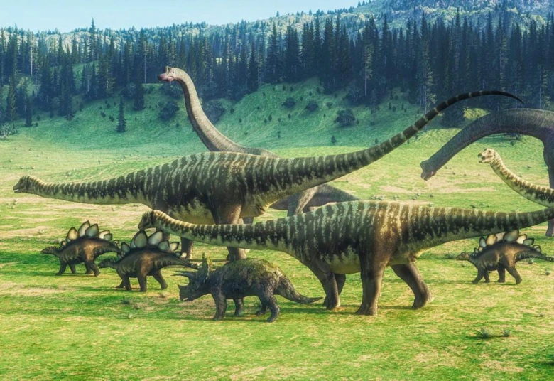 Stádo herbivorních dinosauřů včetně sauropodů a stegozaurů na travnaté pláni.