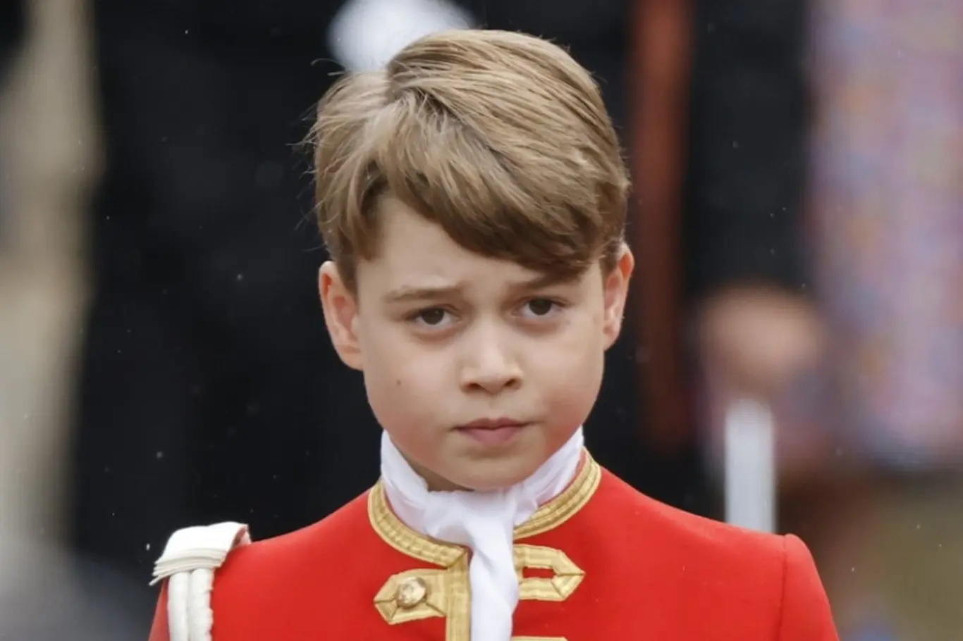 Portrét prince Georga v červeném vojenském uniformu.