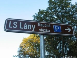 Tabule s názvem LS Lány ukazující naučnou stezku.