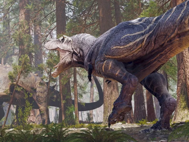 Velký tyranozaur rováří v pralesemu lese s borovicemi.
