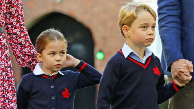 Princ George a princezna Charlotte v školních uniformách.