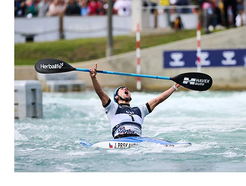 Kanoista Jiří Prskavec vítězí na olympijských hrách.