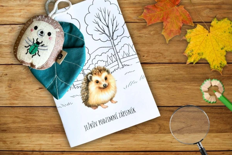 Kniha o ježku s hračkou na podzimní téma v přírodě.