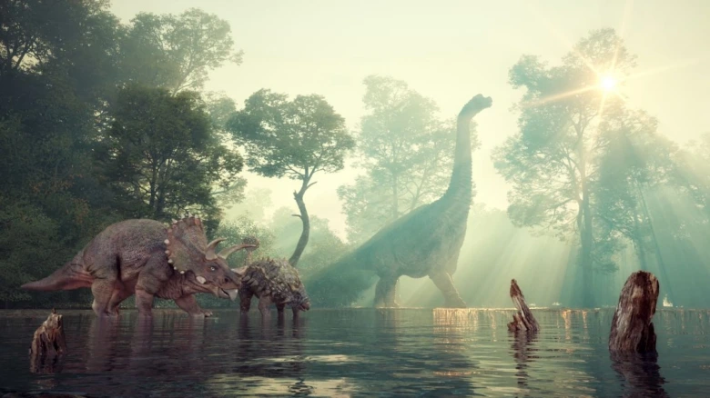 Dinosauři v přírodě u vody s lesním pozadím.