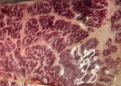 Detail mramorovaného masa vakuované krávy rasy Wagyu.
