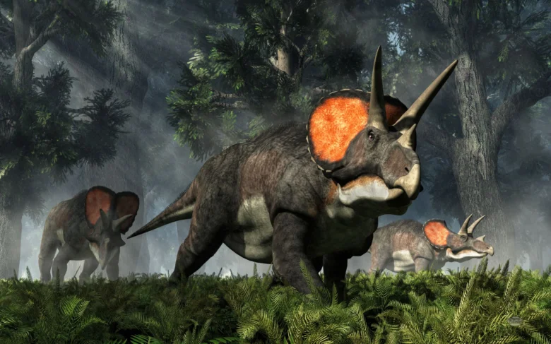Skupina dinosaurov triceratopů v pralesemu prostředí.