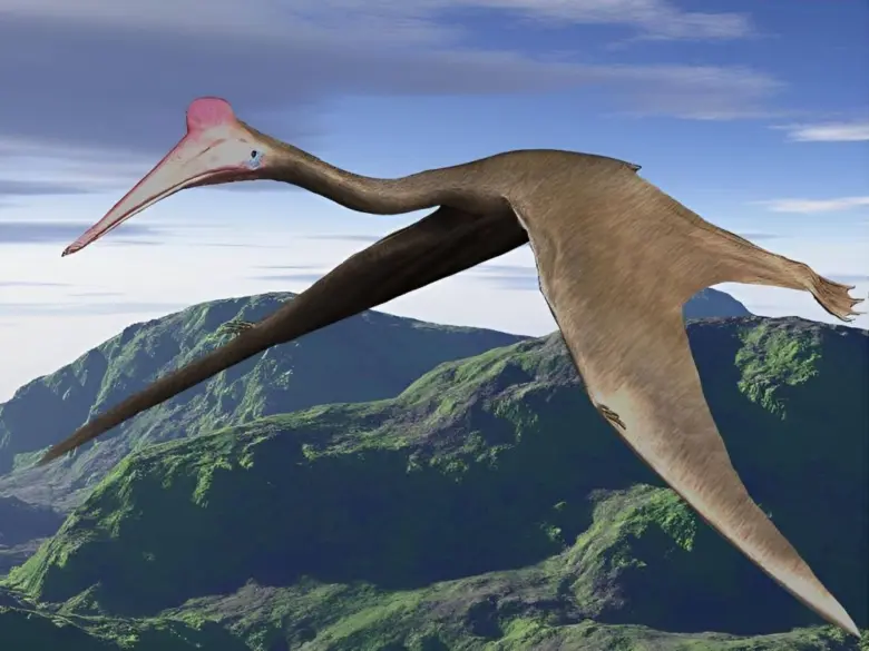 Velký létající ptakozaur Quetzalcoatlus letí nad zelenými horami.