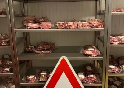 Balíčky masa na police v chladničce pro článek o Wagyu.