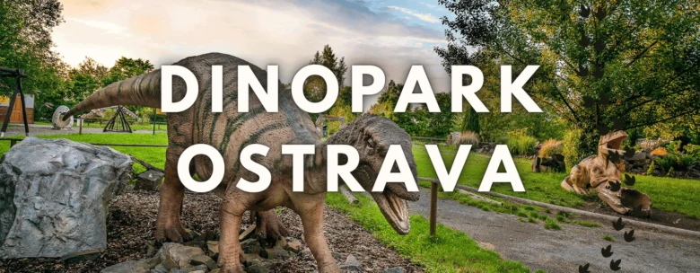 Velký dinosaurus v expozici na venkovním hřišti pro děti.