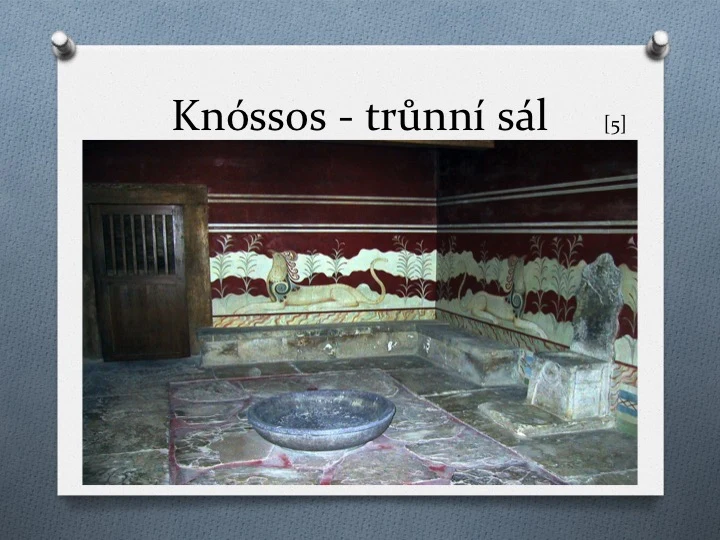 Trůnní sál v Knóssu se freskou býka na zdi.