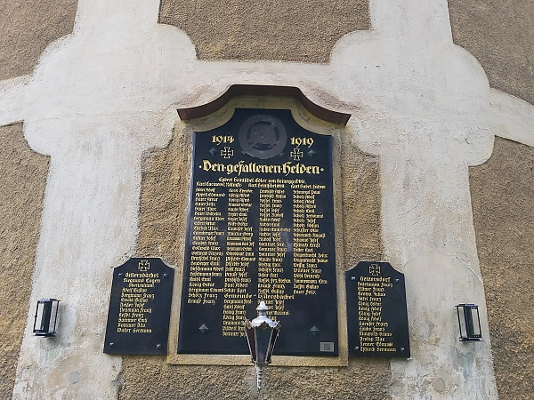 Památník padlých hrdinů z první světové války na fasádě budovy.