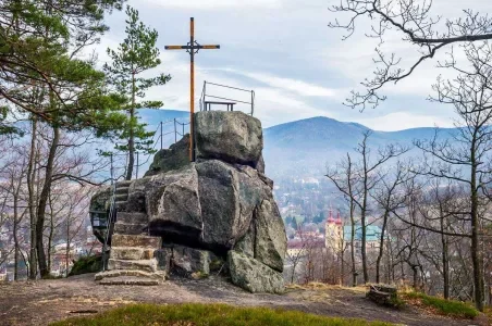 Kříž na skále s výhledem do obce Jindřichovice.